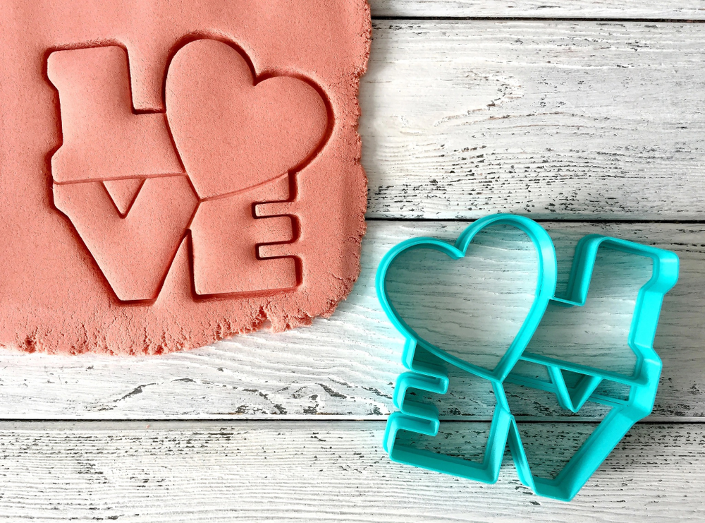 Вырубка надпись LOVE 06 9см бо