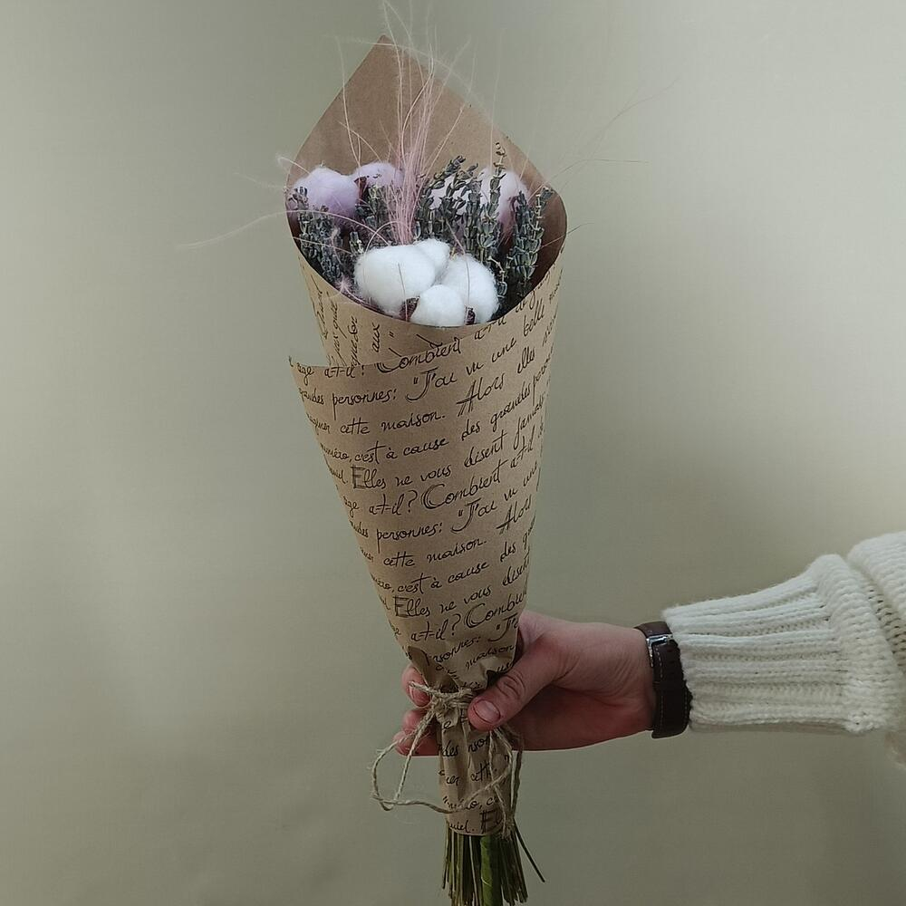 Букет из сухоцветов: лаванды, розовой стифы и хлопка
