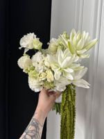 Свадебный букет из пионовидной лилии, кустовых роз, лизиантуса и амаранта