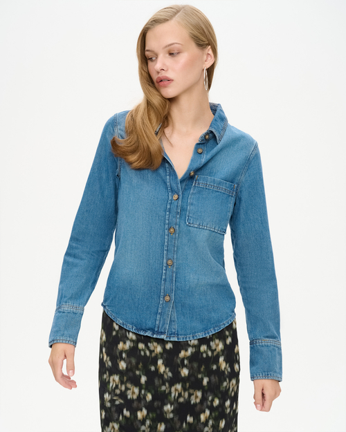 Синяя джинсовая рубашка с потертостями