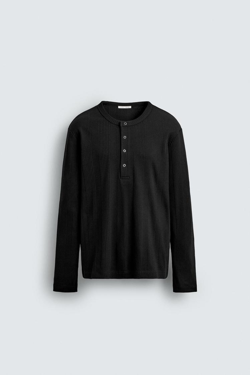 ZARA ФУТБОЛКА ИЗ РЕЛЬЕФНОЙ ТКАНИ С ВОРОТНИКОМ НА КНОПКАХ, ЧЕРНЫЙ