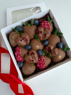 Клубника в шоколаде, гранат в шоколаде