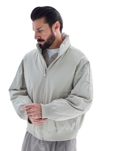 Серый утепленный бомбер с декоративными швами