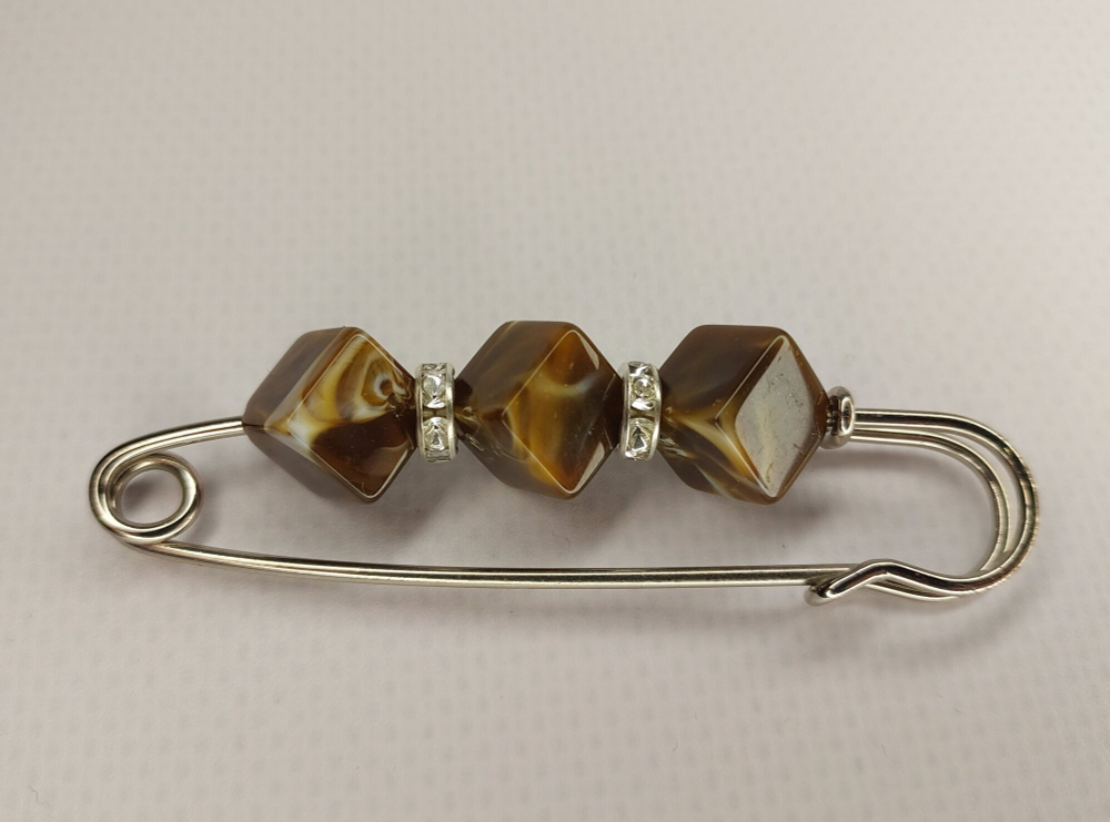 Булавка брошь "Коричневые камешки" для кардигана, пальто, платков, костюмов, шарфа, одежды .Цвет коричневый.