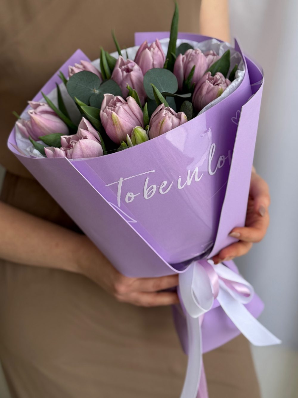 Роскошные пионовидные тюльпаны сиреневого оттенка в авторском оформлении от Флора Маркет