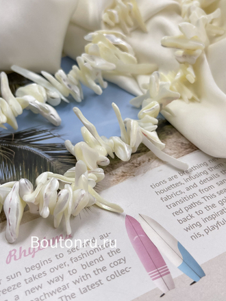 Нить из натуральных ракушек неровной формы