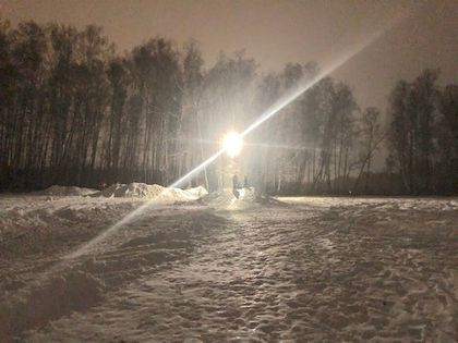 Уличное освещение на снежной горке