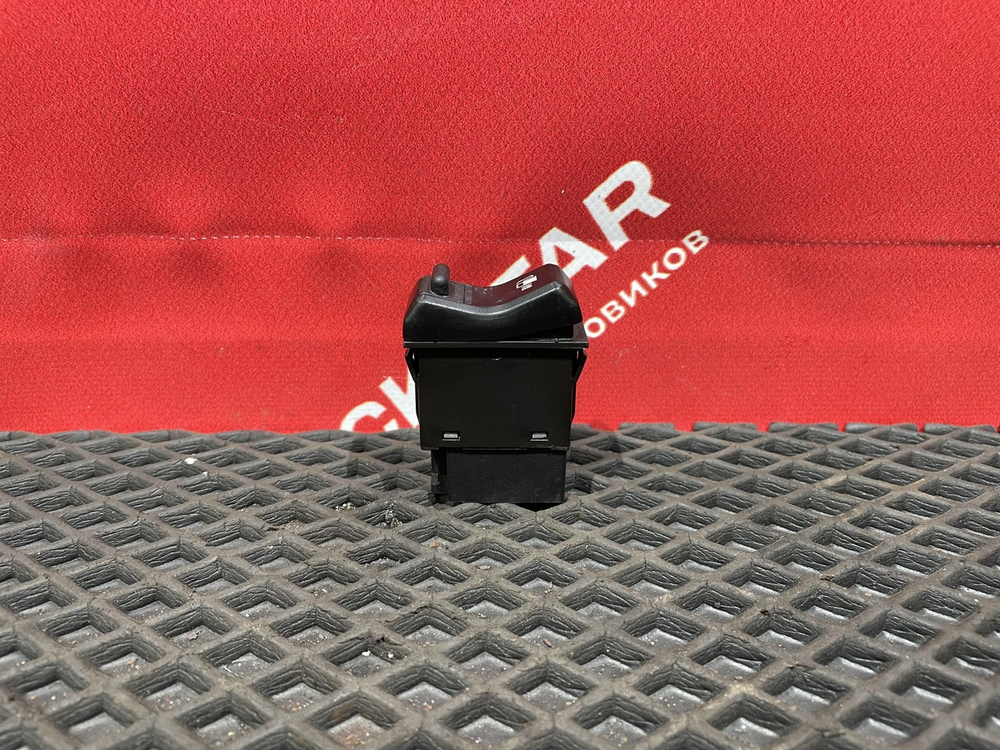 Кнопка переключения топливных баков