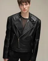 Черная кожаная куртка 