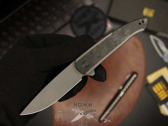 Складной нож WE Knife Smooth Sentinel WE200431 c клинком из стали CPM-20CV, рукоять карбон