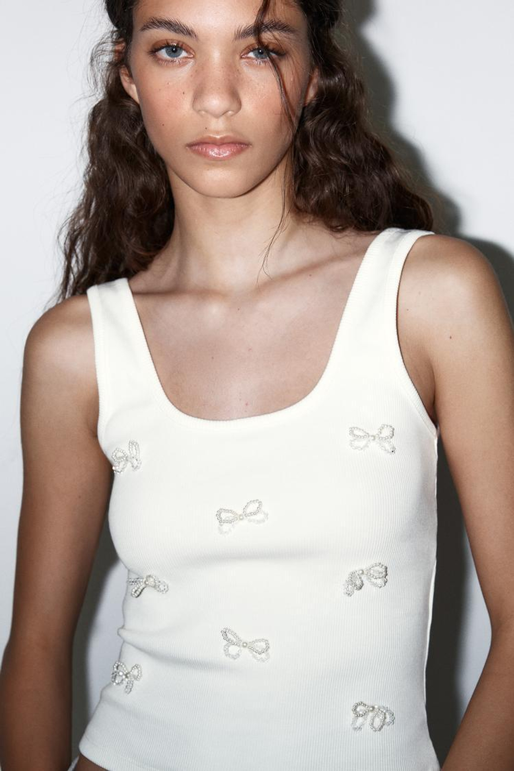 ZARA ТОП С БАНТАМИ ИЗ СТРАЗОВ И БУСИНАМИ, БЕЛЫЙ