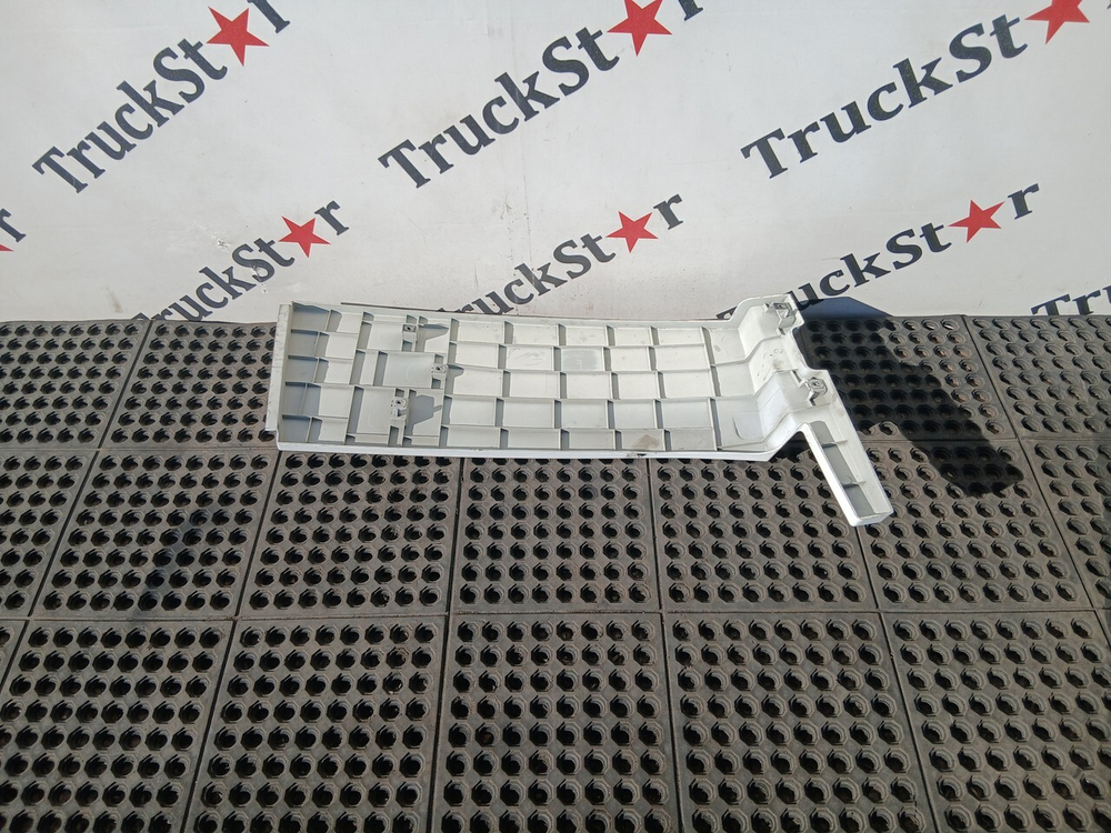 Спойлер кабины боковой верхний левый 2022г.