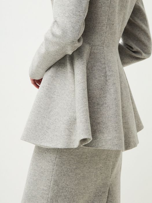 Gris серый приталенный костюм с юбкой