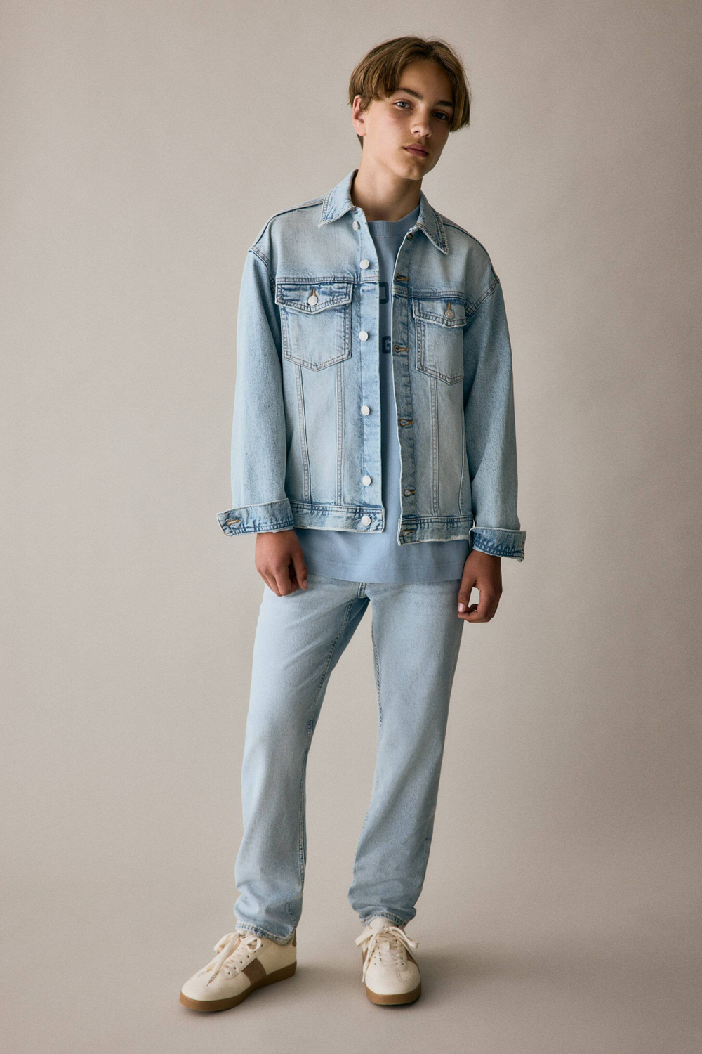 H&M Джинсы свободного кроя с зауженным кроем, голубой