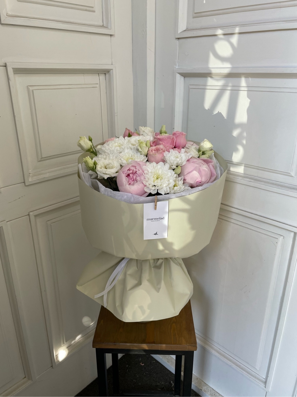 Букет розовые пионы,  хризантемы  с добавлением эустомы  и кустовых роз