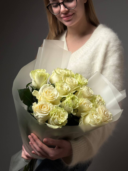 Букет из 15 белых роз в упаковке