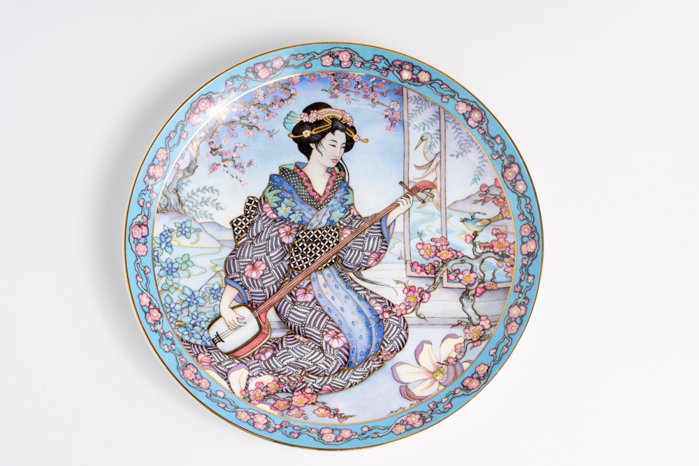 Коллекционная декоративная тарелка «Дева Цветущая слива» (Plum Blossom Maiden) из серии Flower Maiden