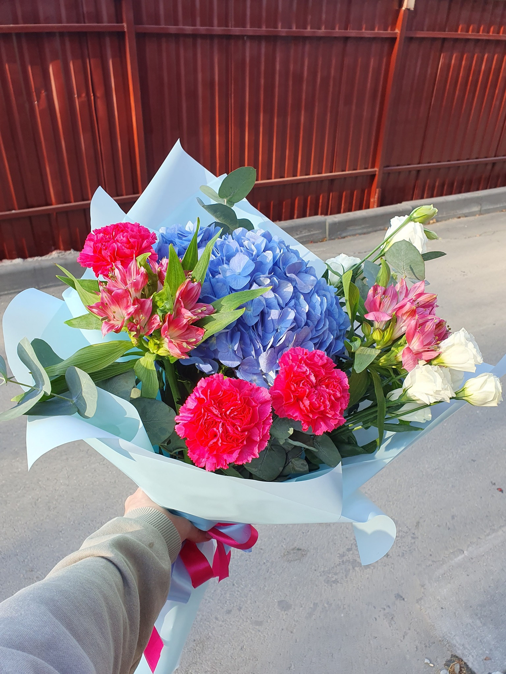 Букет из гортензии, альсромерии, гвоздики и эустомы