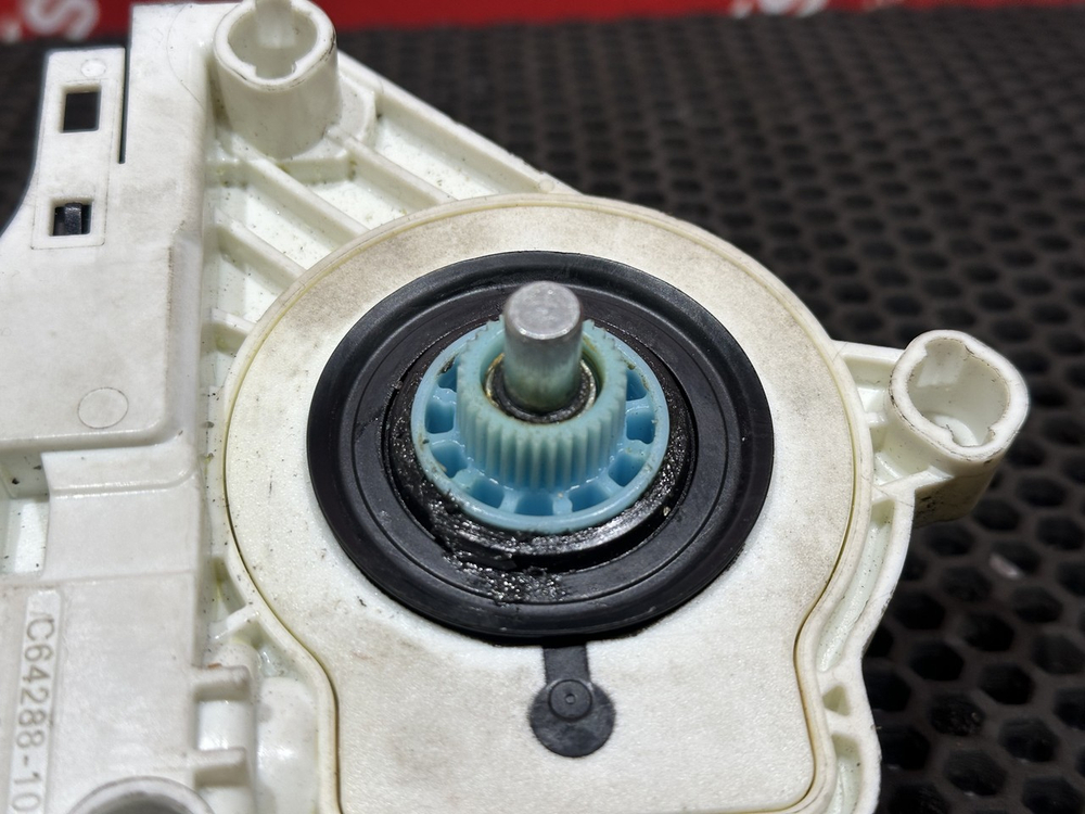 Моторчик стеклоподъемника правого