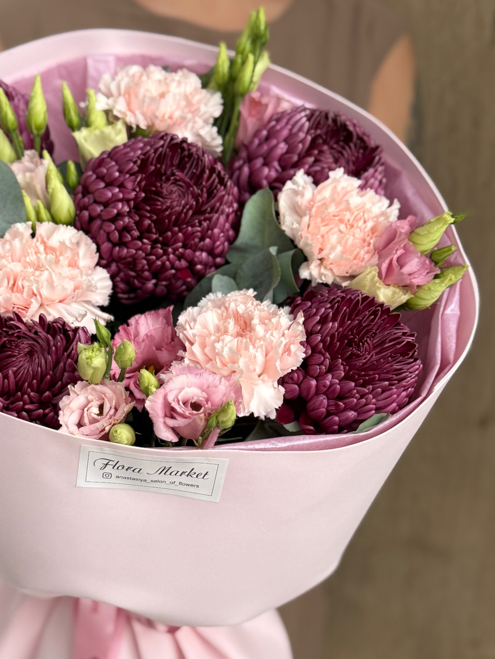 Осенний букет из хризантем Бигуди, ажурных диантусов и нежной эустома с эвкалиптом от Флора Маркет