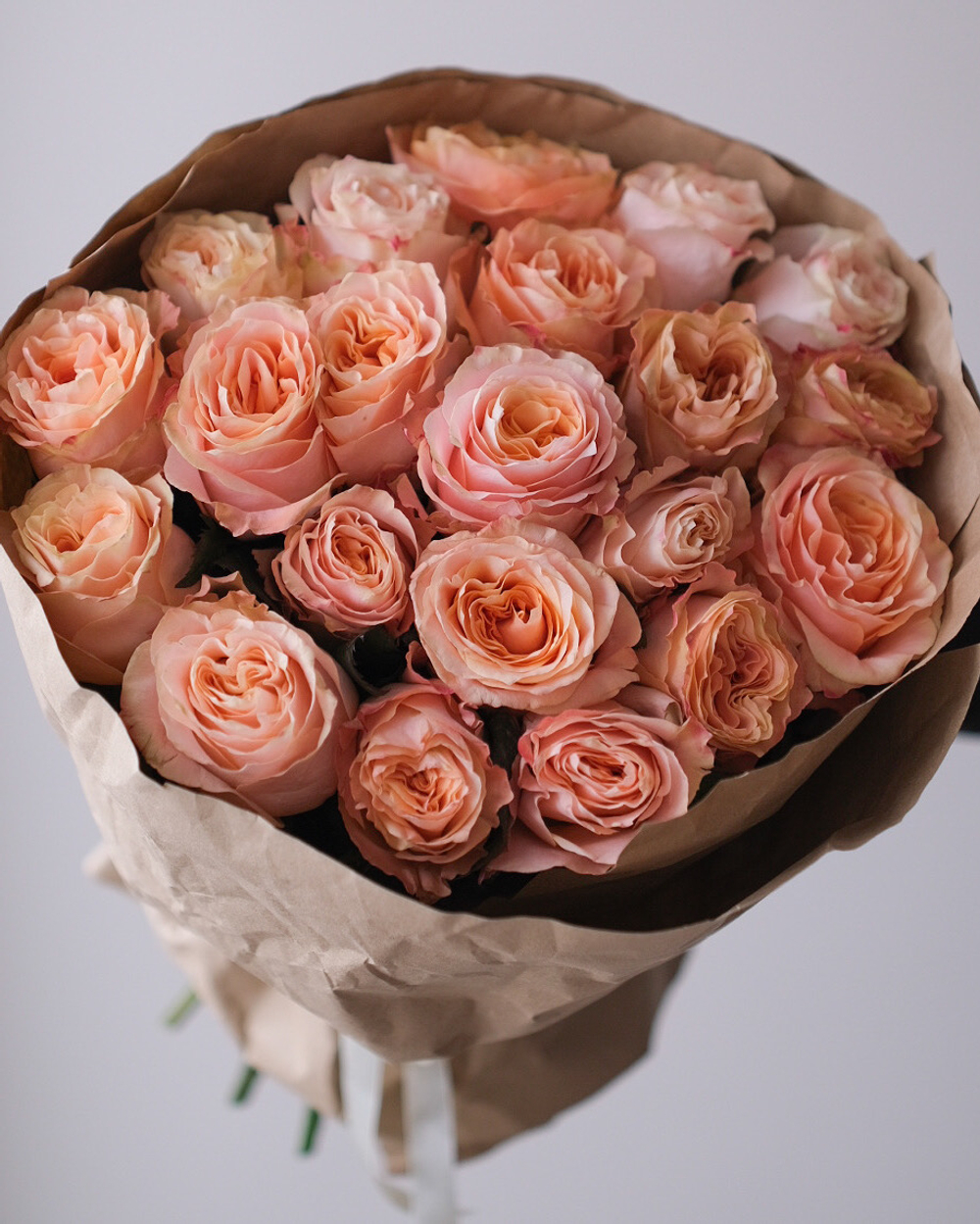 Моно из пионовидных роз Принцесс Краун в крафте