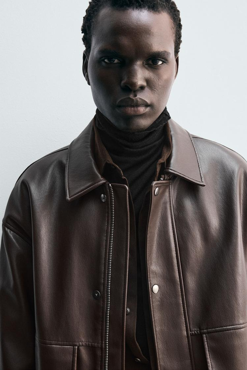 ZARA КУРТКА СВОБОДНОГО КРОЯ ИЗ ИСКУССТВЕННОЙ КОЖИ, ТЕМНО-КОРИЧНЕВЫЙ