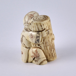 Нэцкэ Ребенок Карако с бревном