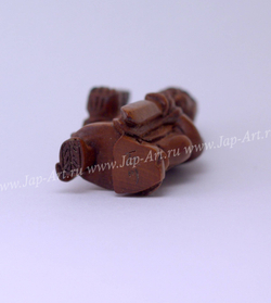 Нэцкэ Воин с мечем и пирамидой