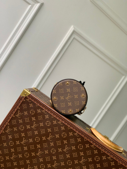Louis Vuitton Canoe
