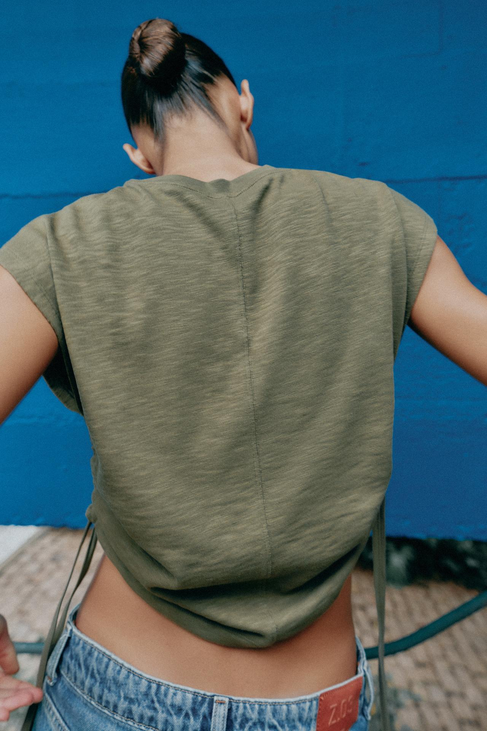 ZARA ФУТБОЛКА В СТИЛЕ РУСТИК СО СБОРКАМИ, ХАКИ