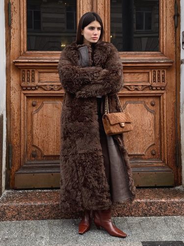 Длинная шуба из овчины шоколадного цвета