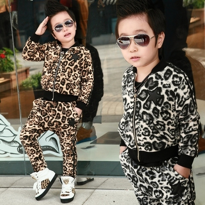 Костюм из толстовки и штанов с леопардовым принтом и звездой