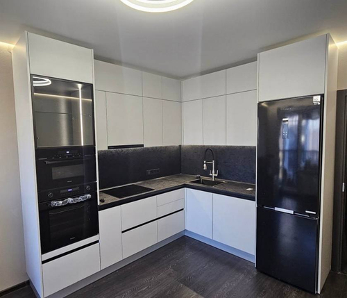 Угловая кухня с фасадами из МДФ в пленке