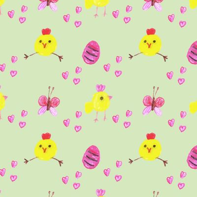 Цыплёнок, бабочка и пасхальные яйца на зеленом.