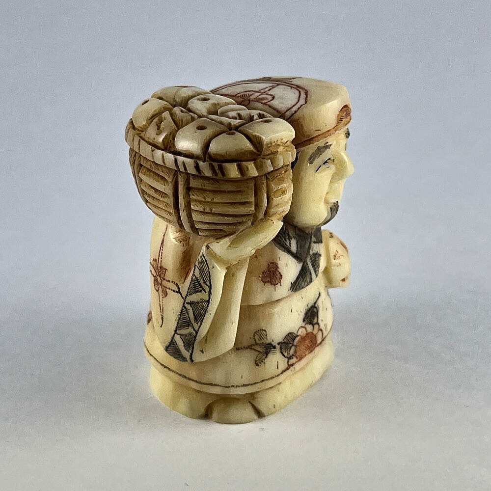 Статуэтка нэцкэ Эбису с корзиной рыбы и персиком