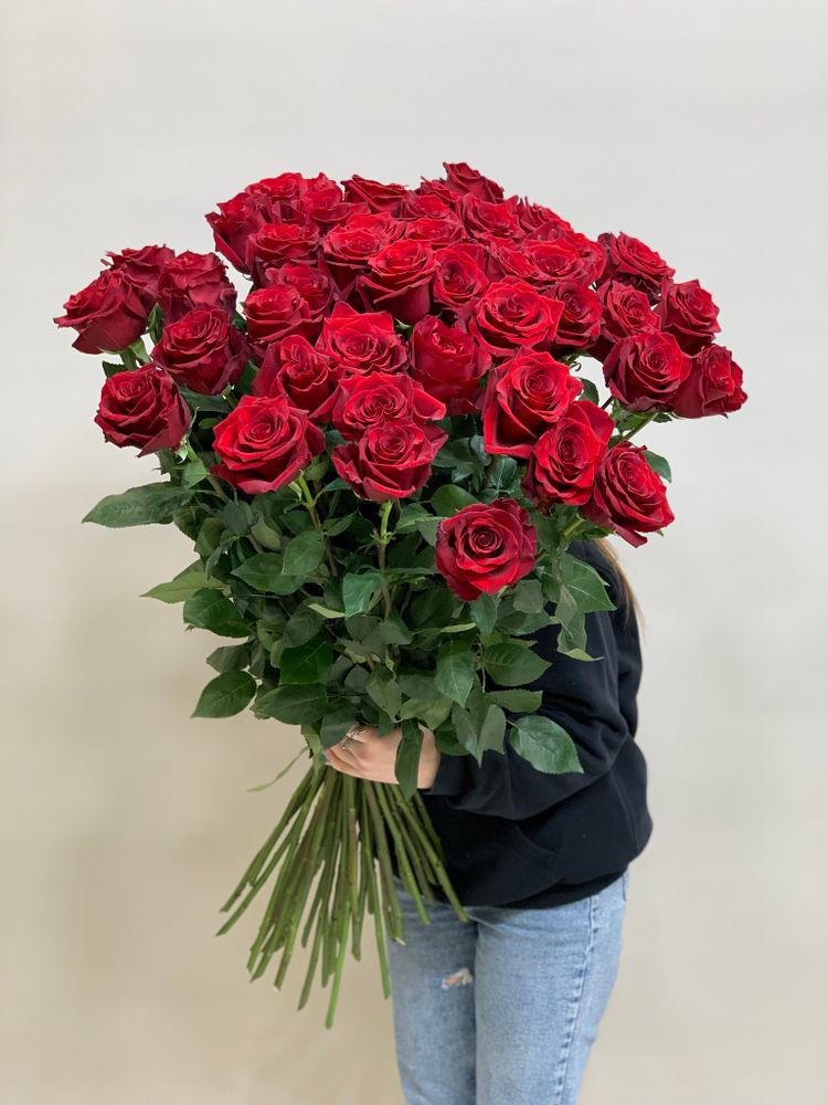 Букет 45 метровых роз красные в ленте