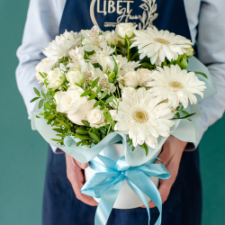 Белый букет в шляпной коробке