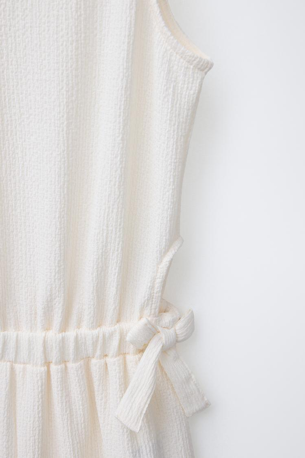 ZARA КОМБИНЕЗОН С РЕЛЬЕФНЫМ ВЫРЕЗОМ И БАНТАМИ, ЭКРЮ