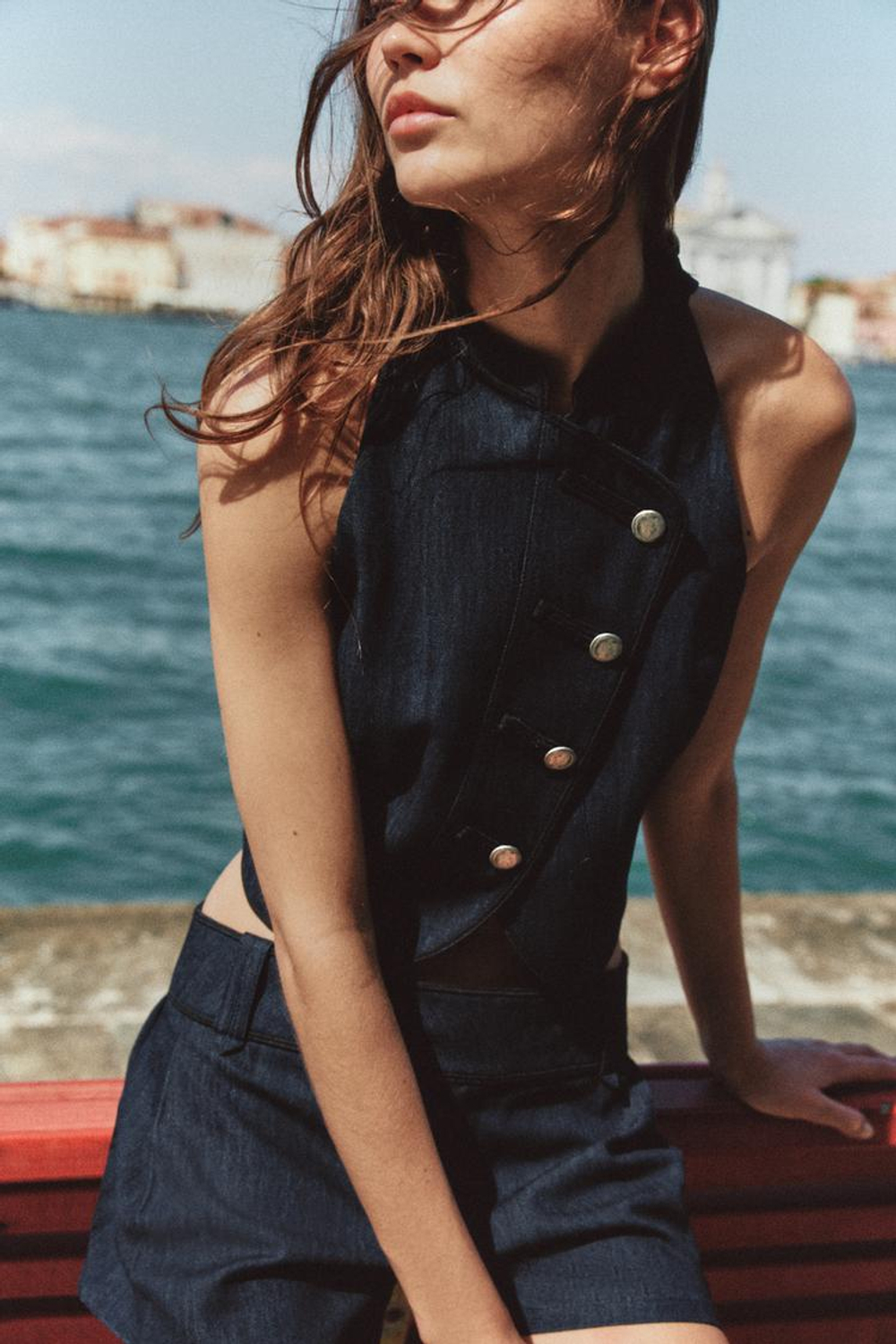 ZARA ЖИЛЕТ ХАЛТЕР С КОНТРАСТНОЙ ОТДЕЛКОЙ, ИНДИГО