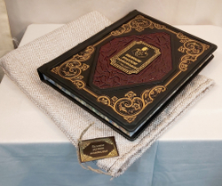 Книга в переплёте из кожи "Великие русские полководцы"