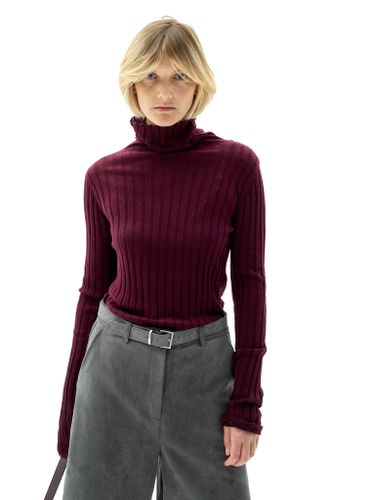 Бордовая водолазка в рубчик
