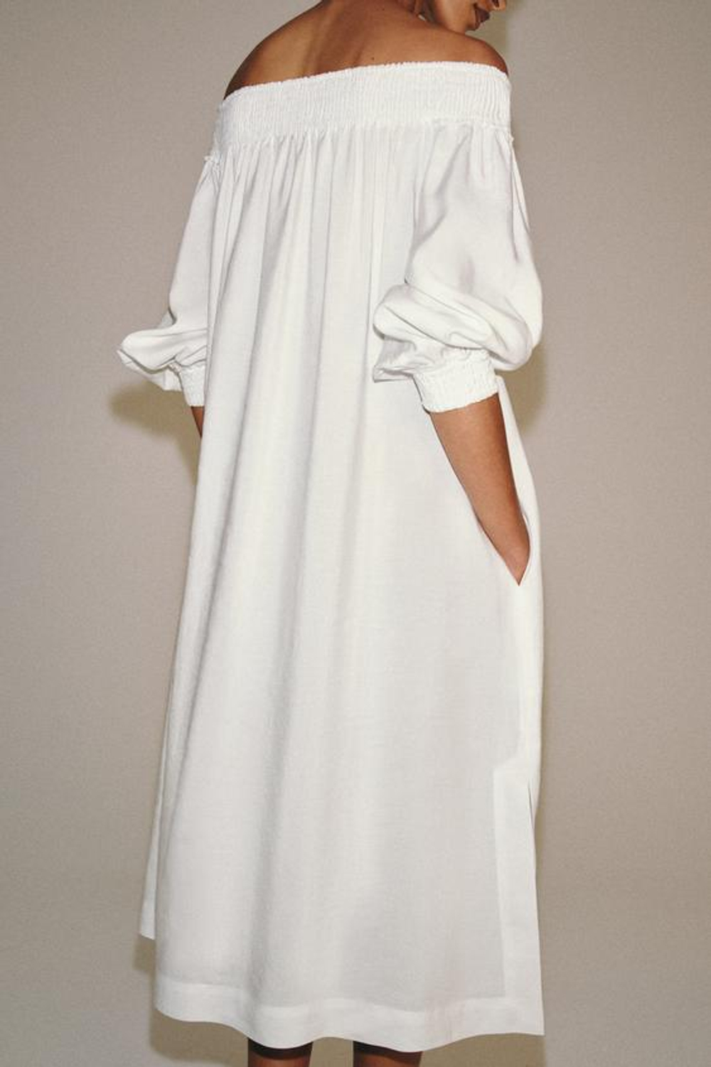 ZARA ПЛАТЬЕ МИДИ С ОТКРЫТЫМИ ПЛЕЧАМИ — ZW COLLECTION, БЕЛЫЙ