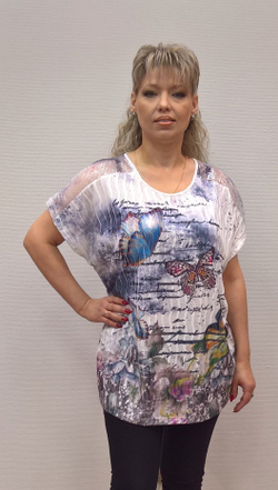 Светлый нарядный блузон со стразовыми бабочками