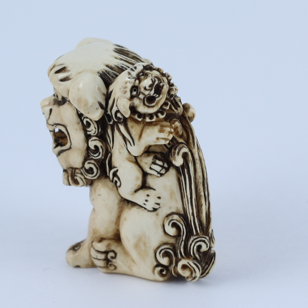 Статуэтка Нэцкэ Священная собака Фу со своим щенком (мамонт)