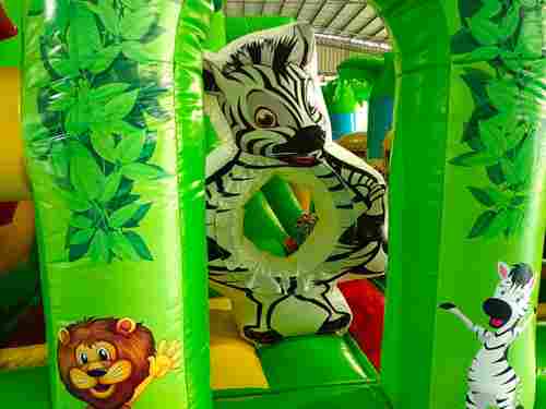 Коммерческий надувной батут "Сафари-джунгли" с горкой, размер 5*4*2,8 м