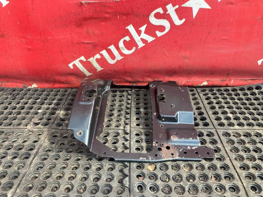 Кронштейн фары левой