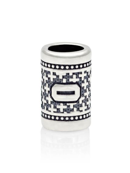 Фото шарм цифра 0 из серебра на белом фоне анфас