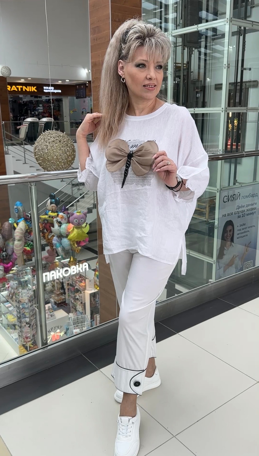 Белый блузон/туника с объёмным принтом по груди