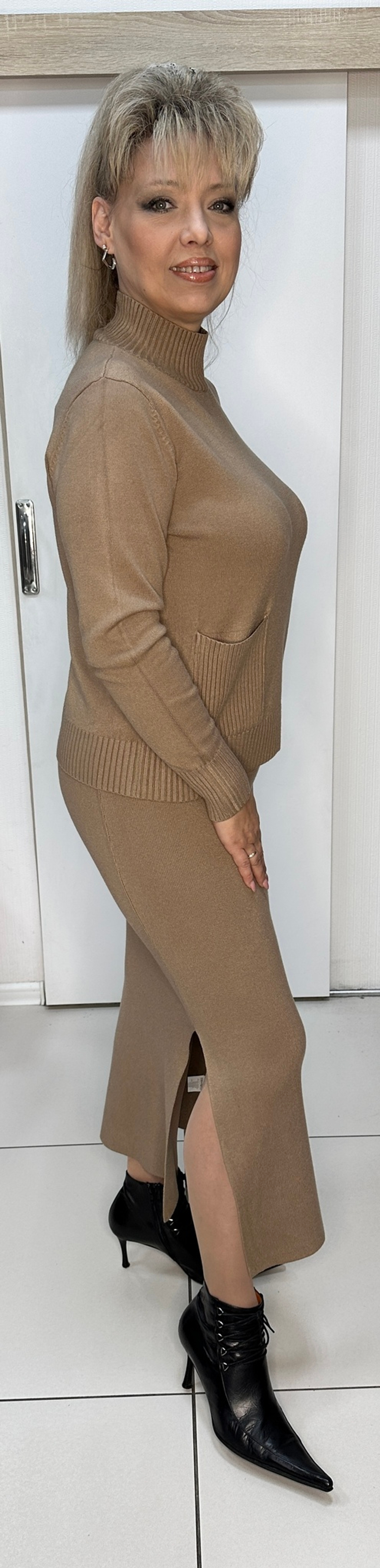 Трикотажный юбочный костюм в цвете карамель