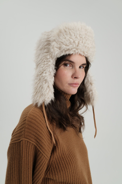 Белая шапка-ушанка
